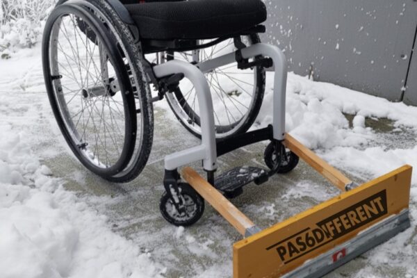 La neige ne m'arrêtera pas ! J'ai transformé ma chaise en « Chaise-Neige 2026 », un prototype génial prêt pour le Concours Lépine. Découvrez cette astuce de bricolage hivernale.